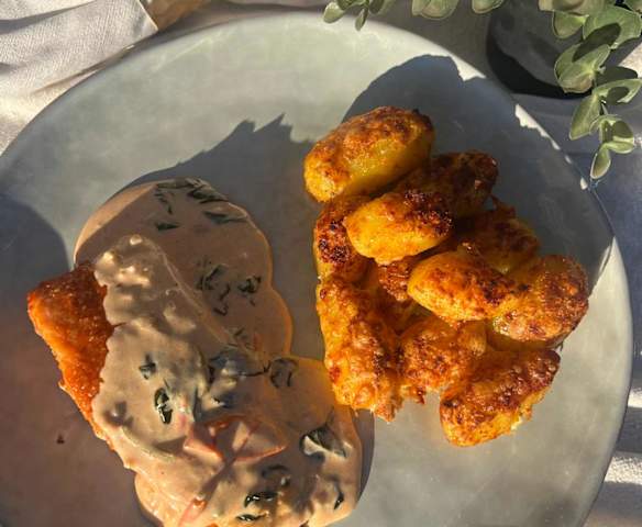 Pavés de saumon, pommes de terre gratinées et sauce à la crème