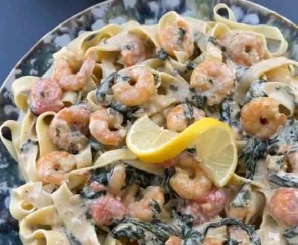 Tagliatelles maison aux crevettes et aux épinards