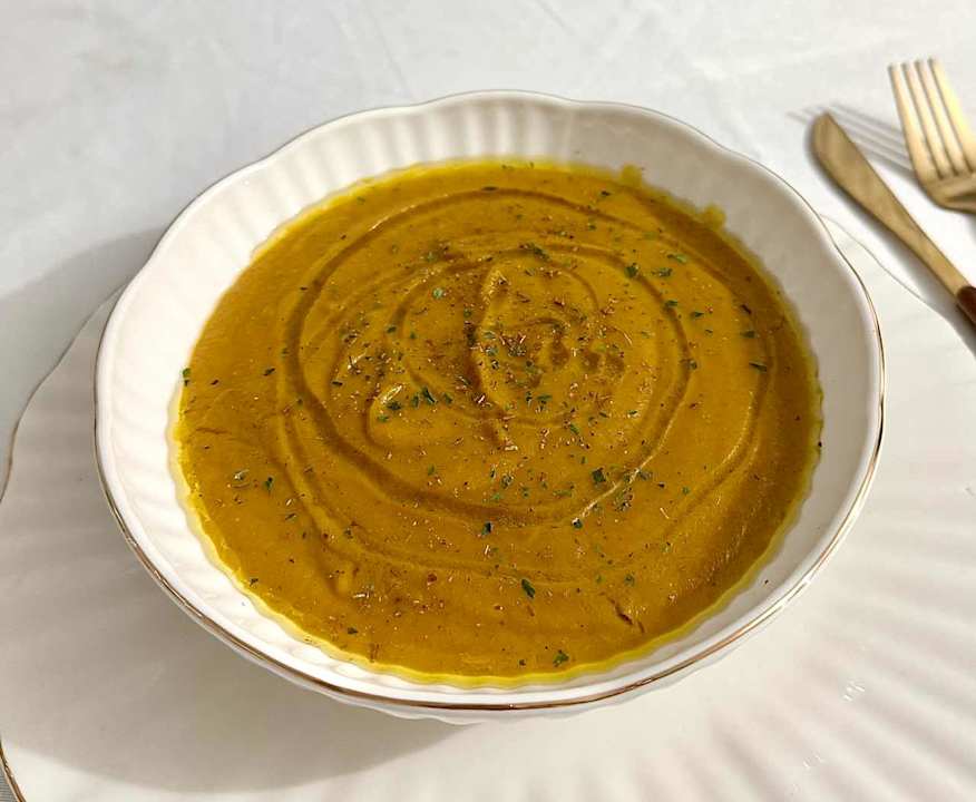 Soupe de patate douce rôtie et lentilles corail